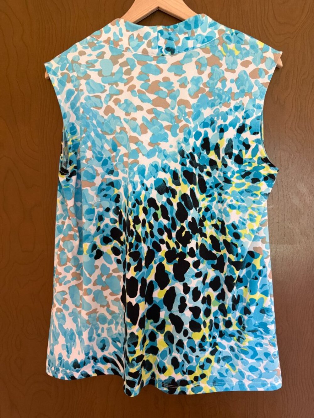 Dana Buchman Sleeveless Blouse Blue White Animal Print V-Neck Pleat Front - Picture 3 of 3